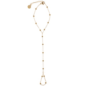 Bracelet de main composé d'une chaîne avec boules en acier doré et d'une chaîne reliée à une bague chaîne avec boules en acier doré. Fermoir mousqueton avec 3 cm de rallonge.