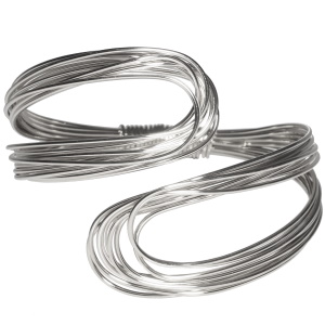 Bracelet manchette en acier argenté.