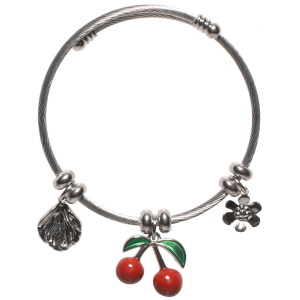 Bracelet jonc en acier argenté avec des pendants en forme de fleur, feuille et cerises.