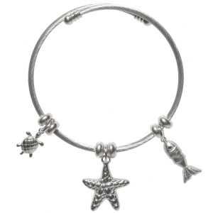 Bracelet jonc en acier argenté avec des pendants en forme de tortue, étoile de mer et poisson serti d'un cristal noir.