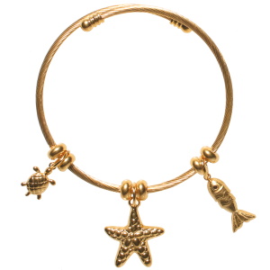 Bracelet jonc en acier doré avec des pendants en forme de tortue, étoile de mer et poisson serti d'un cristal noir.