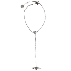 Bracelet de main composé d'une chaîne en acier argenté, d'un cœur serti d'un strass et d'une chaîne reliée à une bague en acier argenté surmontée d'un cœur sertie d'un strass. Fermoir mousqueton avec 3 cm de rallonge.