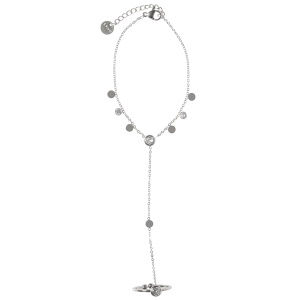 Bracelet de main composé d'une chaîne avec pampilles rondes en acier argenté et pampilles serties de strass et d'une chaîne reliée à une bague en acier argenté sertie d'un strass. Fermoir mousqueton avec 3 cm de rallonge.