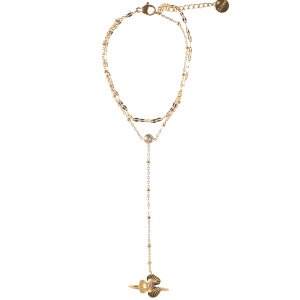 Bracelet de main composé d'une double chaîne en acier doré, d'un strass sertie clos et d'une chaîne reliée à une bague surmontée d'une fleur en acier doré sertie d'un strass. Fermoir mousqueton avec 3 cm de rallonge.