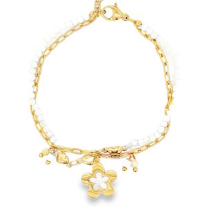 Ce bracelet à breloques en acier doré est un véritable bijou de raffinement. Il se compose d'une délicate chaîne dorée ornée de perles et d'une charmante breloque en forme de fleur. Un accessoire lumineux qui apportera une touche de fantaisie et d'élégance à votre poignet. Fermoir mousqueton avec 3 cm de rallonge.