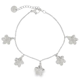 Ce ravissant bracelet à breloques, délicatement façonné en acier argenté. Les fleurs suspendues, symboles de renouveau et de beauté, ajoutent une touche de féminité et d'élégance. Idéal pour rehausser votre style quotidien ou comme cadeau précieux. Fermoir mousqueton avec 3 cm de rallonge.