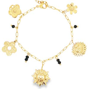 Illuminez votre style avec ce bracelet à breloques en acier doré, orné de motifs floraux et solaires qui captivent le regard. Les détails minutieux et les accents de perles noires ajoutent une touche d'élégance bohème. Un bijou rayonnant qui apportera une note ensoleillée à chaque tenue.