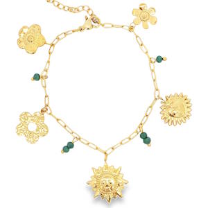 Illuminez votre style avec ce bracelet à breloques en acier doré, orné de motifs floraux et solaires qui captivent le regard. Les détails minutieux et les accents de perles vertes ajoutent une touche d'élégance bohème. Un bijou rayonnant qui apportera une note ensoleillée à chaque tenue.