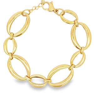 Affirmez votre style avec ce bracelet chaîne en acier doré, un bijou audacieux et élégant. Ses maillons ovales imbriqués offrent une texture visuelle riche et une présence remarquée. Idéal pour ajouter une touche de sophistication à votre allure quotidienne, ce bracelet est un symbole de goût raffiné et de confiance en soi. Portez-le seul ou associez-le à d'autres bracelets pour un effet tendance et personnalisé. Fermoir mousqueton avec 3 cm de rallonge.