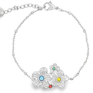 Ce bracelet élégant en acier argenté arbore trois fleurs serties de strass multicolore éclatant. La monture soignée et la chaîne délicate mettent en valeur cette pièce au fini poli miroir, créant un arrangement harmonieux idéal pour sublimer tout décolleté avec une touche de sophistication intemporelle. Fermoir mousqueton avec 3 cm de rallonge.

