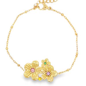 Ce bracelet élégant en acier doré arbore trois fleurs serties de strass multicolore éclatant. La monture soignée et la chaîne délicate mettent en valeur cette pièce au fini poli miroir, créant un arrangement harmonieux idéal pour sublimer tout décolleté avec une touche de sophistication intemporelle. Fermoir mousqueton avec 3 cm de rallonge.
