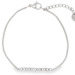 Ce somptueux bracelet chaîne en acier argenté se distingue par son élégance contemporaine. La monture raffinée met en valeur un pavage de strass de taille brillant, offrant une couleur éclatante et une clarté exceptionnelle. Une pièce sophistiquée alliant design moderne et prestige des pierres fines, idéale pour rehausser n'importe quelle tenue avec distinction. Fermoir mousqueton avec 3 cm de rallonge.
