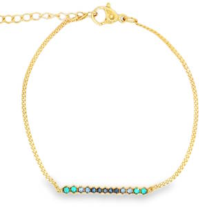 Ce somptueux bracelet chaîne en acier doré se distingue par son élégance contemporaine. La monture raffinée met en valeur un pavage de strass de taille brillant, offrant une couleur bleue éclatante et une clarté exceptionnelle. Une pièce sophistiquée alliant design moderne et prestige des pierres fines, idéale pour rehausser n'importe quelle tenue avec distinction. Fermoir mousqueton avec 3 cm de rallonge.
