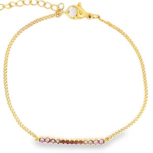 Ce somptueux bracelet chaîne en acier doré se distingue par son élégance contemporaine. La monture raffinée met en valeur un pavage de strass de taille brillant, offrant une couleur rose éclatante et une clarté exceptionnelle. Une pièce sophistiquée alliant design moderne et prestige des pierres fines, idéale pour rehausser n'importe quelle tenue avec distinction. Fermoir mousqueton avec 3 cm de rallonge.
