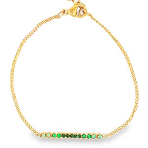 Ce somptueux bracelet chaîne en acier doré se distingue par son élégance contemporaine. La monture raffinée met en valeur un pavage de strass de taille brillant, offrant une  couleur verte éclatante et une clarté exceptionnelle. Une pièce sophistiquée alliant design moderne et prestige des pierres fines, idéale pour rehausser n'importe quelle tenue avec distinction. Fermoir mousqueton avec 3 cm de rallonge.
