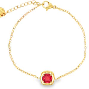 Ce bracelet chaîne en acier doré d'une élégance intemporelle se distingue par son design raffiné. Il arbore une maille chaîne délicate ornée d'un oxyde de zirconium de couleur rouge serti clos de taille carré. La coupe brillante de la pierre assure une réfraction de la lumière exceptionnelle, complétée par une symétrie et un polissage de haute qualité. Un bijou sophistiqué alliant modernité et tradition pour sublimer chaque poignet avec éclat. Fermoir mousqueton avec 3 cm de rallonge.

