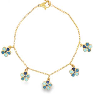 Sublime bracelet à charms en acier doré.<r/>Sa chaîne délicate est ornée de multiples breloques en forme de fleur émaillée de couleurs bleues. Chaque élément est agencé avec une symétrie parfaite, offrant un mouvement fluide et gracieux. Une pièce d'exception idéale pour sublimer le poignet avec une sophistication discrète et luxueuse. Fermoir mousqueton avec 3 cm de rallonge.
