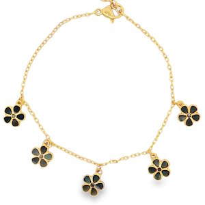 Sublime bracelet à charms en acier doré.<r/>Sa chaîne délicate est ornée de multiples breloques en forme de fleur émaillée de couleur noire. Chaque élément est agencé avec une symétrie parfaite, offrant un mouvement fluide et gracieux. Une pièce d'exception idéale pour sublimer le poignet avec une sophistication discrète et luxueuse. Fermoir mousqueton avec 3 cm de rallonge.
