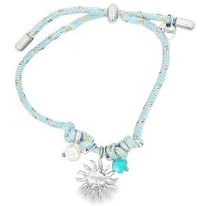 Ce bracelet à breloques sophistiqué marie l'élégance intemporelle des perles à une esthétique moderne. Monté sur un cordon bleu et résistant, le bijou est accentué par des éléments graphiques et textuels distinctifs, offrant un contraste contemporain. Cette pièce arbore un charme central délicat en forme de soleil avec visage en acier argenté. Un agencement harmonieux qui allie artisanat traditionnel et design urbain pour un style résolument chic.