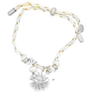 Ce bracelet à breloques sophistiqué marie l'élégance intemporelle des perles à une esthétique moderne. Monté sur un cordon blanc et résistant, le bijou est accentué par des éléments graphiques et textuels distinctifs, offrant un contraste contemporain. Cette pièce arbore un charme central délicat en forme de soleil avec visage en acier argenté. Un agencement harmonieux qui allie artisanat traditionnel et design urbain pour un style résolument chic.