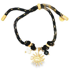 Ce bracelet à breloques sophistiqué marie l'élégance intemporelle des perles à une esthétique moderne. Monté sur un cordon noir et résistant, le bijou est accentué par des éléments graphiques et textuels distinctifs, offrant un contraste contemporain. Cette pièce arbore un charme central délicat en forme de soleil avec visage en acier doré. Un agencement harmonieux qui allie artisanat traditionnel et design urbain pour un style résolument chic.