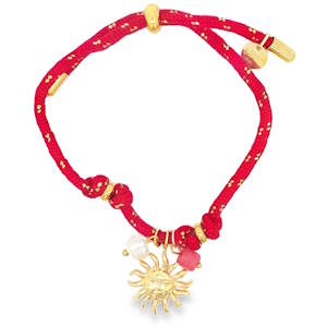 Ce bracelet à breloques sophistiqué marie l'élégance intemporelle des perles à une esthétique moderne. Monté sur un cordon rouge et résistant, le bijou est accentué par des éléments graphiques et textuels distinctifs, offrant un contraste contemporain. Cette pièce arbore un charme central délicat en forme de soleil avec visage en acier doré. Un agencement harmonieux qui allie artisanat traditionnel et design urbain pour un style résolument chic.