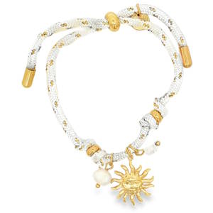 Ce bracelet à breloques sophistiqué marie l'élégance intemporelle des perles à une esthétique moderne. Monté sur un cordon blanc et résistant, le bijou est accentué par des éléments graphiques et textuels distinctifs, offrant un contraste contemporain. Cette pièce arbore un charme central délicat en forme de soleil avec visage en acier doré. Un agencement harmonieux qui allie artisanat traditionnel et design urbain pour un style résolument chic.