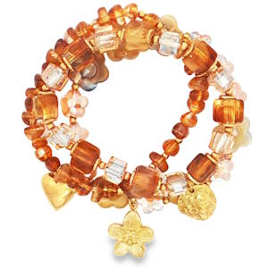 Ce lot de trois bracelets élastiques se compose d'une alternance rythmée de perles d'acier doré et de perle de couleur ambre. Les perles sont taillées avec précision en forme carrée, difforme ou de fleur, offrant une transparence chaleureuse. Chaque bracelet est orné d'un charm's en forme de coeur, de fleur et de feuille. La structure fluide assure un porté élégant, tandis que la composition harmonieuse entre l'éclat du doré et la profondeur organique de la couleur ambre crée un bijou intemporel.