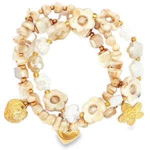 Ce lot de trois bracelets élastiques se compose d'une alternance rythmée de perles d'acier doré et de perles de couleur blanche et ivoire. Les perles sont taillées avec précision en forme carrée, difforme ou de fleur, offrant une transparence chaleureuse. Chaque bracelet est orné d'un charm's en forme de coeur, de fleur et de feuille. La structure fluide assure un porté élégant, tandis que la composition harmonieuse entre l'éclat du doré et la couleur naturelle crée un bijou intemporel.