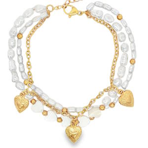 Ce bracelet sophistiqué triple rangs en acier doré se distingue par son élégant mélange de textures. Il présente des perles baroques aux reflets nacrées et des perles nacrées en forme de coeur alternant avec des éléments en acier. La pièce centrale est ornée de trois charm's en forme de coeur, apportant une touche personnalisée à cette composition artisanale. La symétrie parfaite de l'arrangement et le lustre exceptionnel des perles soulignent un travail de polissage de haute précision, idéal pour une allure intemporelle et raffinée. Fermoir mousqueton avec 3 cm de rallonge.