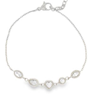 Apportez une touche d'élégance et de romantisme à votre poignet avec ce délicat bracelet en acier inoxydable argenté. Alliant finesse et éclat, il se distingue par sa rangée de breloques géométriques minutieusement travaillées. Le bracelet met en valeur cinq charms sertis d'oxydes de zirconium scintillantes, chacun arborant une forme unique. Équipé d'un fermoir mousqueton sûr et d'une chaîne d'extension, il s'adapte facilement à toutes les tailles de poignet. Associez ce bracelet à son collier (<a href='https://www.mary-jane.fr/mws/popup.php?page=2&p=3&art=108155'>2D0856A</a>) pour une parure éblouissante.
