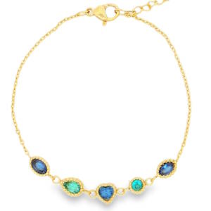 Apportez une touche d'élégance et de romantisme à votre poignet avec ce délicat bracelet en acier inoxydable doré. Alliant finesse et éclat, il se distingue par sa rangée de breloques géométriques minutieusement travaillées. Le centre du bracelet est orné d'une rangée de cinq breloques serties, offrant un magnifique dégradé de nuances aquatiques (bleu roi, vert émeraude et turquoise). Équipé d'un fermoir mousqueton sûr et d'une chaîne d'extension, il s'adapte facilement à toutes les tailles de poignet. Associez ce bracelet à son collier (<a href='https://www.mary-jane.fr/mws/popup.php?page=2&p=2&art=108154'>2D0856B </a>) pour une parure éblouissante.

