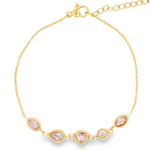 Apportez une touche d'élégance et de romantisme à votre poignet avec ce délicat bracelet en acier inoxydable doré. Alliant finesse et éclat, il se distingue par sa rangée de breloques géométriques minutieusement travaillées. Sa chaîne subtile met en valeur une suite de cinq charmes texturés, sertis de pierres d'un doux coloris rose pastel. Équipé d'un fermoir mousqueton sûr et d'une chaîne d'extension, il s'adapte facilement à toutes les tailles de poignet. Associez ce bracelet à son collier (<a href='https://www.mary-jane.fr/mws/popup.php?page=2&p=2&art=108158'>2D0856P</a>) pour une parure éblouissante.
