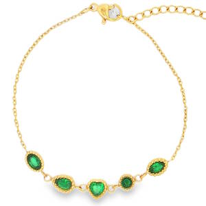 Apportez une touche d'élégance et de romantisme à votre poignet avec ce délicat bracelet en acier inoxydable doré. Alliant finesse et éclat, il se distingue par sa rangée de breloques géométriques minutieusement travaillées. Sa chaîne subtile met en valeur une suite de cinq pierres vertes minutieusement serties, arborant chacune une coupe différente pour un style unique et captivant. Équipé d'un fermoir mousqueton sûr et d'une chaîne d'extension, il s'adapte facilement à toutes les tailles de poignet. Associez ce bracelet à son collier (<a href='https://www.mary-jane.fr/mws/popup.php?page=2&art=108159'>2D0856V</a>) pour une parure éblouissante.
