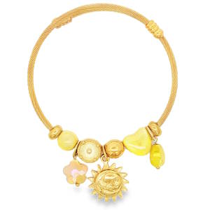 Ce magnifique bracelet de style jonc rigide se distingue par son design à la fois poétique et lumineux, décliné dans une éclatante teinte dorée. Le corps du bracelet est formé par un câble en acier torsadé, offrant à la fois robustesse, flexibilité et une texture élégante. Deux bagues d'arrêt travaillées encadrent la partie supérieure pour structurer le bijou. La partie inférieure du bracelet accueille une sélection harmonieuse de perles et de breloques coulissantes. Une superbe breloque représentant un soleil rayonnant avec un visage sculpté, symbole de chaleur et de lumière. Une petite fleur délicate aux reflets légèrement nacrés ou irisés, suspendue à côté du soleil. L'ensemble est rythmé par une alternance de perles dorées lisses, d'une perle plate gravée de motifs géométriques, d'un élément jaune asymétrique rappelant la douceur du verre poli, et d'une petite perle jaune facettée suspendue à l'extrémité.