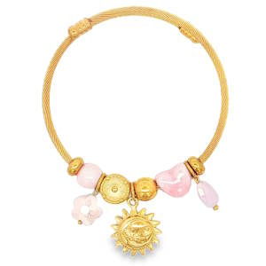 Apportez une touche de mystère et d'élégance céleste à votre poignet avec ce magnifique bracelet jonc pour femme. Alliant la robustesse de l'acier et le raffinement de finitions dorées éclatantes, ce bijou se distingue par son design texturé et ses charms soigneusement sélectionnés. Un jonc rigide en acier doré au fini torsadé (effet câble), offrant à la fois de superbes reflets de lumière et une excellente résistance au quotidien. Une magnifique médaille en relief représentant un soleil souriant aux rayons finement ciselés, apportant une touche céleste et lumineuse à l'ensemble. Deux grandes perles en céramique émaillée d'un rose tendre et pastel. Des charms en acier doré texturé, dont un disque gravé de motifs rayonnants rappelant le thème solaire. Deux délicats pendentifs facettés de couleur rose clair (un en forme de fleur et un en forme de goutte) qui captent subtilement la lumière.