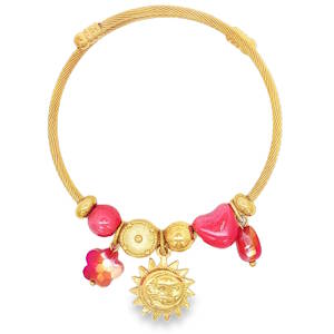 Inspiré par le cosmos et le romantisme, ce bijou bohème-chic rassemble une sélection harmonieuse de breloques suspendues et de perles coulissantes dans des nuances vibrantes de rose fuchsia, de rouge et de doré. L'ossature du bracelet est constituée d'un câble métallique délicatement torsadé. Ce travail de texture capte la lumière sous tous les angles. Deux petits manchons dorés à motifs viennent habiller le haut de l'anneau, ajoutant une finition équilibrée et travaillée. Véritable pièce maîtresse du bracelet, ce médaillon doré représente un soleil rayonnant sculpté d'un visage bienveillant, fusionnant avec un fin croissant de lune. Un symbole céleste fort, évoquant l'harmonie et l'équilibre. Suspendue sur le côté gauche, une petite fleur en cristal synthétique facetté d'un dégradé rose apporte une touche de fraîcheur printanière et de jolis reflets translucides. Sur la droite, une perle rouge-rose brillante en forme de cœur apporte une note romantique, douce et passionnée. Une petite perle facettée rouge en forme de larme complète l'ensemble avec élégance à l'extrémité droite. Une perle ronde et lisse d'un rose fuchsia éclatant. Un disque doré plat orné d'une gravure solaire géométrique. Une perle sphérique dorée et polie, qui apporte un point de lumière classique au centre du montage.