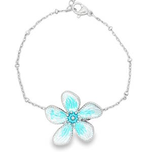 Ce magnifique bracelet en acier allie délicatesse et fraîcheur pour habiller votre poignet d'une touche printanière et lumineuse. Une superbe fleur à cinq pétales, finement travaillée. Le cœur de la fleur est orné d'une perle centrale entourée de petites billes en relief. Chaque pétale est sublimé par un dégradé d'émail vibrant, passant d'un bleu turquoise intense au centre à un blanc nacré sur les extrémités. Équipé d'une chaînette d'extension pour s'adapter parfaitement à toutes les morphologies de poignets.