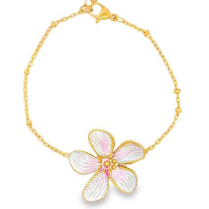 Ce délicat bracelet pour femme allie la robustesse de l’acier à la douceur d’un motif printanier. Un bijou à la fois poétique et moderne, parfait pour apporter une touche de fraîcheur et de couleur au quotidien. Au centre, une magnifique fleur à cinq pétales s'impose avec délicatesse. L'intérieur des pétales arbore un effet émaillé blanc nacré avec de légères nuances de rose pastel. Le cœur de la fleur et les bordures perlées des pétales sont rehaussés d'une dorure éclatante. Équipé d'une chaînette d'extension pour s'adapter parfaitement à toutes les morphologies de poignets.