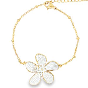 Ce délicat bracelet pour femme allie la robustesse de l’acier à la douceur d’un motif printanier. Un bijou à la fois poétique et moderne, parfait pour apporter une touche de fraîcheur et de couleur au quotidien. Au centre, une superbe fleur à cinq pétales, joliment texturée avec des lignes fluides gravées. Le cœur des pétales est habillé d'un émail blanc lumineux, tandis que le centre du motif et les bordures perlées sont soulignés par une finition dorée étincelante. Équipé d'une chaînette d'extension pour s'adapter parfaitement à toutes les morphologies de poignets.