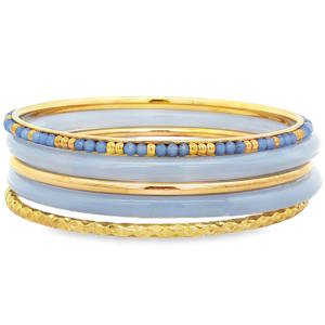 Cet élégant ensemble de 5 bracelets empilables (style bangle) associe avec finesse la chaleur du métal doré à la douceur de teintes bleutées, offrant un design à la fois moderne et intemporel. Deux bracelets épais à la finition lisse et arrondie, arborant une délicate nuance bleu pastel translucide. Un jonc fin orné d'une alternance régulière de petites perles facettées bleu azur et de perles dorées lisses, apportant une touche de texture et d'éclat. Un bracelet jonc en acier doré travaillé avec un effet diamanté qui accroche magnifiquement la lumière et un bracelet jonc fin et lisse en acier doré. L'ensemble se compose de plusieurs pièces distinctes conçues pour être portées ensemble ou séparément.