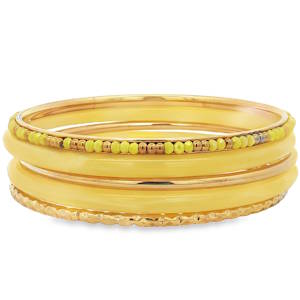 Cet élégant ensemble de 5 bracelets empilables (style bangle) associe avec finesse la chaleur du métal doré à la douceur de teintes bleutées, offrant un design à la fois moderne et intemporel. Deux bracelets épais à la finition lisse et arrondie, arborant une délicate nuance jaune pastel translucide. Un jonc fin orné d'une alternance régulière de petites perles facettées jaunes et de perles dorées lisses, apportant une touche de texture et d'éclat. Un bracelet jonc en acier doré travaillé avec un effet diamanté qui accroche magnifiquement la lumière et un bracelet jonc fin et lisse en acier doré. L'ensemble se compose de plusieurs pièces distinctes conçues pour être portées ensemble ou séparément.