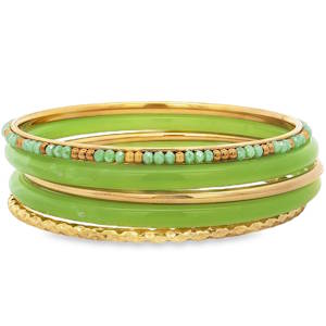 Cet élégant ensemble de 5 bracelets empilables (style bangle) associe avec finesse la chaleur du métal doré à la douceur de teintes bleutées, offrant un design à la fois moderne et intemporel. Deux bracelets épais à la finition lisse et arrondie, arborant une délicate nuance verte pastel translucide. Un jonc fin orné d'une alternance régulière de petites perles facettées vertes et de perles dorées lisses, apportant une touche de texture et d'éclat. Un bracelet jonc en acier doré travaillé avec un effet diamanté qui accroche magnifiquement la lumière et un bracelet jonc fin et lisse en acier doré. L'ensemble se compose de plusieurs pièces distinctes conçues pour être portées ensemble ou séparément.