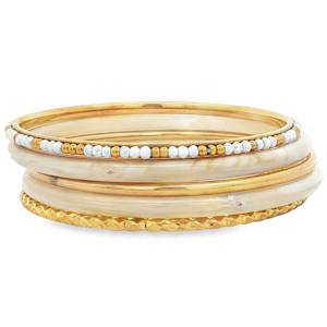 Cet élégant ensemble de 5 bracelets empilables (style bangle) associe avec finesse la chaleur du métal doré à la douceur de teintes bleutées, offrant un design à la fois moderne et intemporel. Deux bracelets épais à la finition lisse et arrondie, arborant une délicate nuance crème ivoire. Un jonc fin orné d'une alternance régulière de petites perles facettées blanches et de perles dorées lisses, apportant une touche de texture et d'éclat. Un bracelet jonc en acier doré travaillé avec un effet diamanté qui accroche magnifiquement la lumière et un bracelet jonc fin et lisse en acier doré. L'ensemble se compose de plusieurs pièces distinctes conçues pour être portées ensemble ou séparément.