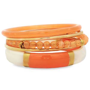 Cet ensemble se compose de 5 bracelets empilables (style stacking) associant la modernité de la résine à l'éclat de finitions métalliques dorées. Jouant sur des nuances fraîches et estivales, cet assortiment combine subtilement des tons orange pêche, blanc crème et or pour un look à la fois dynamique et sophistiqué. Un jonc fin en résine teinté d'un orange pêche translucide et lumineux. Deux joncs fins en acier doré apportant une touche de brillance classique et épurée pour structurer l'ensemble. Un jonc composé de petites perles rondes en résine orange, rythmées par de délicats inserts métalliques dorés. La pièce maîtresse de l'ensemble. Un jonc plus épais en résine blanche est rehaussé d'une large bande centrale orange vif, délimitée de chaque côté par des liserés dorés à l'effet pailleté ou texturé.