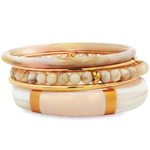 Sublimez votre poignet avec cet ensemble raffiné de 5 bracelets superposés, mêlant avec élégance la modernité de l'acier doré et la douceur de la résine. Conçu dans un dégradé de tons neutres, blancs, crème et rose poudré, ce set apporte une touche bohème-chic et lumineuse à toutes vos tenues. Un bracelet fin en résine translucide aux délicats reflets marbrés et nacrés, dans des tons chauds de beige et de rose poudré. Deux bracelets fins en acier inoxydable doré à la finition lisse et brillante, qui viennent encadrer et structurer l'ensemble. Un rang central composé de petites perles de résine marbrées aux nuances naturelles de beige et de gris clair, rehaussé en son centre par un nœud délicat en acier doré. Une pièce maîtresse plus épaisse en résine blanche et rose très pâle, rythmée par des sections graphiques et des bandes dorées mates pour un contraste moderne.