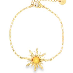 Apportez une touche de lumière et de poésie à votre poignet avec ce magnifique bracelet d'inspiration céleste. Conçu pour durer, il allie l'éclat chaleureux du doré à la robustesse d'un matériau moderne. Un superbe pendentif en forme de soleil texturé aux rayons ondulés, symbole de force et de clarté. Au cœur de ce soleil est sertie une délicate pierre cabochon jaune aux reflets doux et opalescents. Équipé d'une chaînette d'extension pour s'adapter parfaitement à toutes les morphologies de poignets.