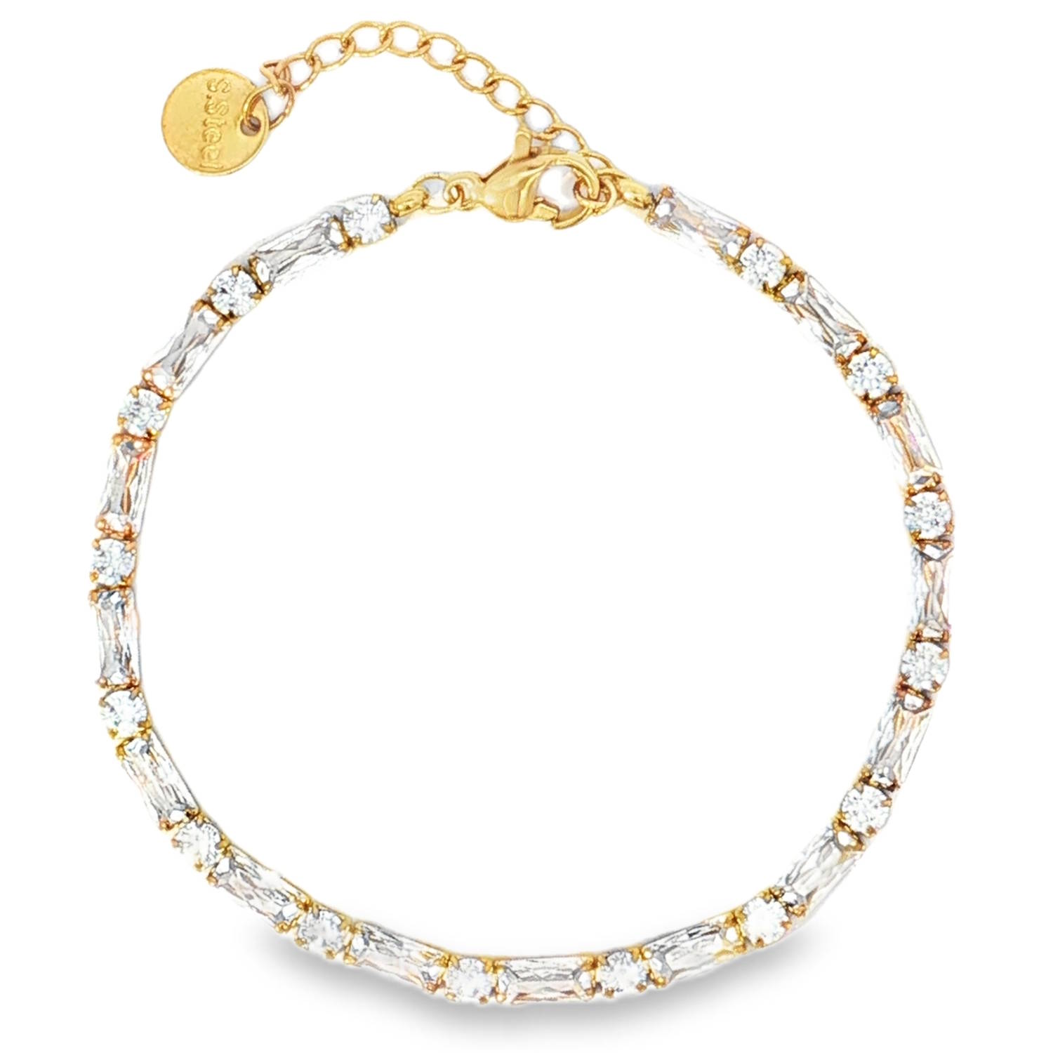 Illuminez votre poignet avec ce bracelet exquis.<br/>Fabriqué en acier doré, ce bracelet est orné d'oxydes de zirconium blancs, taillés avec une coupe précise.<br/>Chaque oxyde de zirconium révèle une clarté éblouissante et une symétrie parfaite, créant une harmonie visuelle captivante.<br/>Un bijou d'exception qui allie luxe discret et éclat intemporel.<br/>Fermoir mousqueton avec 3 cm de rallonge. Strass Adolescent Adulte Femme Fille Indémodable Illuminez votre poignet avec ce bracelet exquis.<br/>Fabriqué en acier doré, ce bracelet est orné d'oxydes de zirconium blancs, taillés avec une coupe précise.<br/>Chaque oxyde de zirconium révèle une clarté éblouissante et une symétrie parfaite, créant une harmonie visuelle captivante.<br/>Un bijou d'exception qui allie luxe discret et éclat intemporel.<br/>Fermoir mousqueton avec 3 cm de rallonge. Strass Adolescent Adulte Femme Fille Indémodable