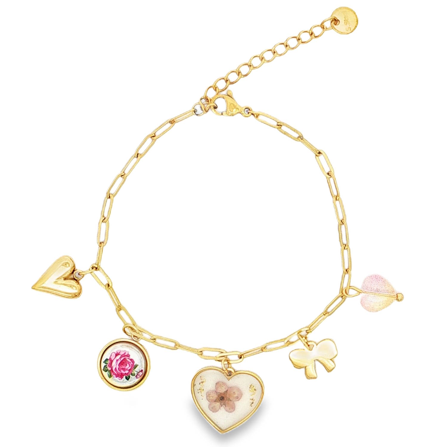 Apportez une touche de poésie et de féminité à votre poignet avec ce magnifique bracelet en acier inoxydable doré. Conçu pour durer, il allie la robustesse de l'acier à l'élégance intemporelle des bijoux rétro-romantiques.<br/>Ce bracelet se distingue par sa fine maille rectangulaire allongée (style trombone), rythmée par cinq breloques suspendues soigneusement sélectionnées pour leur charme délicat.<br/>Un cœur sculpté doré au fini brillant et moderne.<br/>Un médaillon rond vintage illustré d'une rose épanouie sur demi perle.<br/>Un grand cœur central en résine, abritant une véritable petite fleur séchée et de délicates feuilles d'or incrustées.<br/>Un nœud papillon stylisé en acier doré.<br/>Une perle facettée en forme de cœur aux reflets irisés rose et pastel.<br/>Équipé d'une chaînette d'extension pour s'adapter parfaitement à toutes les morphologies de poignets. Coeur Noeud Adolescent Adulte Amour Femme Fille Fleurs Indémodable Nature Apportez une touche de poésie et de féminité à votre poignet avec ce magnifique bracelet en acier inoxydable doré. Conçu pour durer, il allie la robustesse de l'acier à l'élégance intemporelle des bijoux rétro-romantiques.<br/>Ce bracelet se distingue par sa fine maille rectangulaire allongée (style trombone), rythmée par cinq breloques suspendues soigneusement sélectionnées pour leur charme délicat.<br/>Un cœur sculpté doré au fini brillant et moderne.<br/>Un médaillon rond vintage illustré d'une rose épanouie sur demi perle.<br/>Un grand cœur central en résine, abritant une véritable petite fleur séchée et de délicates feuilles d'or incrustées.<br/>Un nœud papillon stylisé en acier doré.<br/>Une perle facettée en forme de cœur aux reflets irisés rose et pastel.<br/>Équipé d'une chaînette d'extension pour s'adapter parfaitement à toutes les morphologies de poignets. Coeur Noeud Adolescent Adulte Amour Femme Fille Fleurs Indémodable Nature
