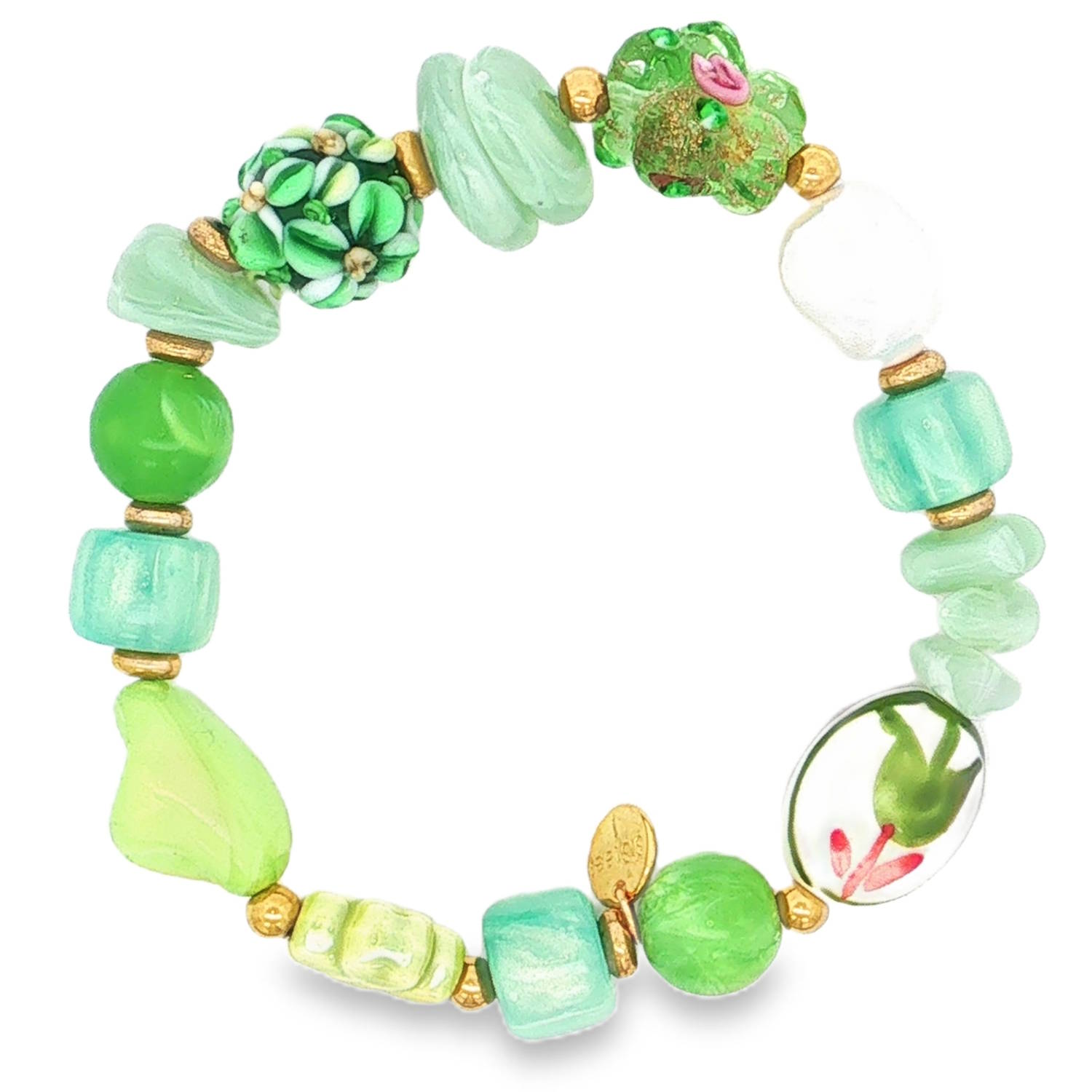 Ce bracelet élastique est une pièce artisanale vibrante qui capture l'essence d'un jardin printanier. Bien que sa structure interne et ses perles d'espacement soient en acier doré, ce sont les détails qui lui donnent tout son caractère.<br/>Le bracelet se distingue par un mélange éclectique de perles aux formes et textures variées, créant un look bohème-chic et organique. La palette de couleurs est centrée sur une harmonie de verts (émeraude, menthe, pistache et jade), ponctuée de touches de blanc et de rose floral.<br/>On y trouve des perles de type lampwork, notamment une magnifique perle ovale transparente renfermant un motif floral délicat et une perle ronde texturée aux motifs de pétales verts.<br/>Des perles imitant la pierre taillée, des formes de feuilles stylisées et des cubes givrés apportent du relief et une dimension sculpturale à l'ensemble.<br/>De petites perles d'espacement en acier inoxydable doré séparent chaque élément, apportant une brillance subtile et une finition élégante. Elastique Soleil Adolescent Adulte Eté Femme Fille Fleurs Nature Printemps Ce bracelet élastique est une pièce artisanale vibrante qui capture l'essence d'un jardin printanier. Bien que sa structure interne et ses perles d'espacement soient en acier doré, ce sont les détails qui lui donnent tout son caractère.<br/>Le bracelet se distingue par un mélange éclectique de perles aux formes et textures variées, créant un look bohème-chic et organique. La palette de couleurs est centrée sur une harmonie de verts (émeraude, menthe, pistache et jade), ponctuée de touches de blanc et de rose floral.<br/>On y trouve des perles de type lampwork, notamment une magnifique perle ovale transparente renfermant un motif floral délicat et une perle ronde texturée aux motifs de pétales verts.<br/>Des perles imitant la pierre taillée, des formes de feuilles stylisées et des cubes givrés apportent du relief et une dimension sculpturale à l'ensemble.<br/>De petites perles d'espacement en acier inoxydable doré séparent chaque élément, apportant une brillance subtile et une finition élégante. Elastique Soleil Adolescent Adulte Eté Femme Fille Fleurs Nature Printemps